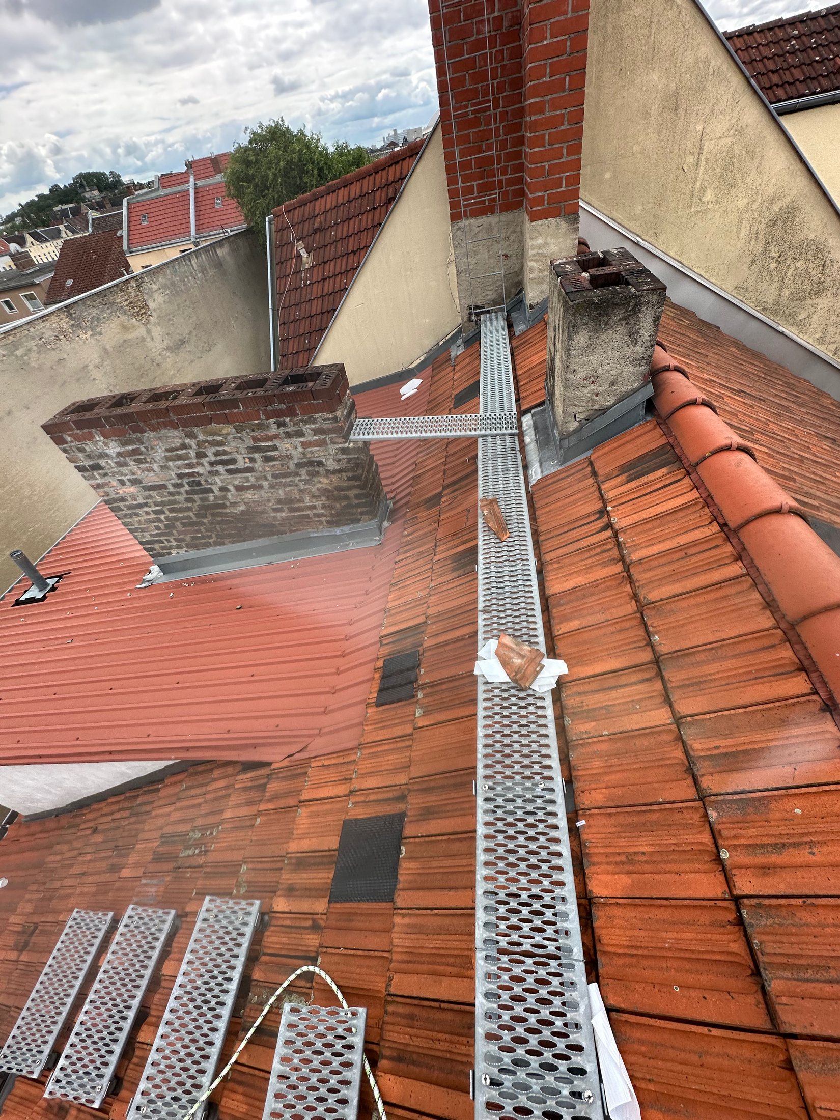 Handwerkliche Arbeiten an einer Dachkante
