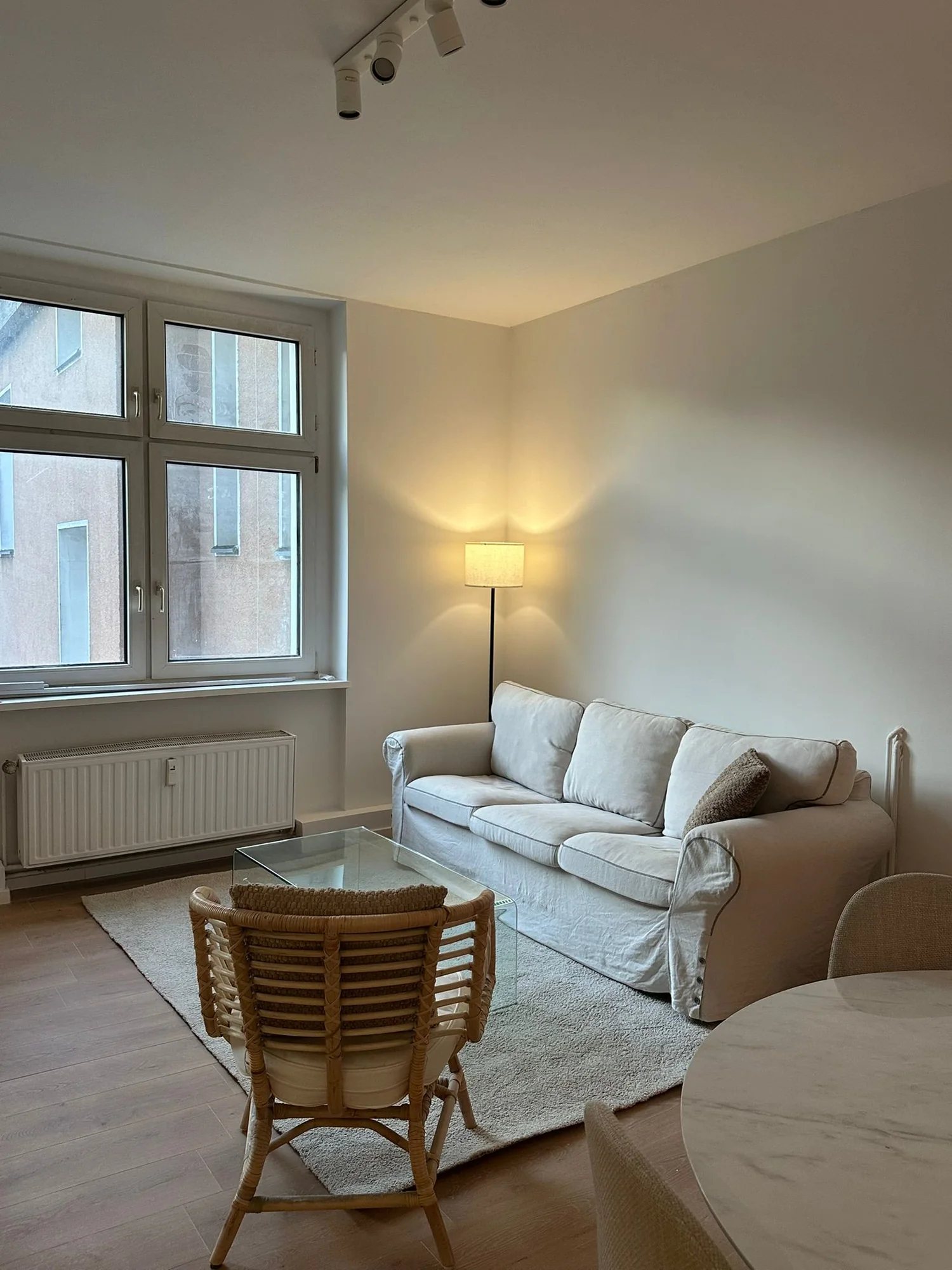 Fertig renovierter Wohnraum mit neuem Boden und hellen Oberflächen