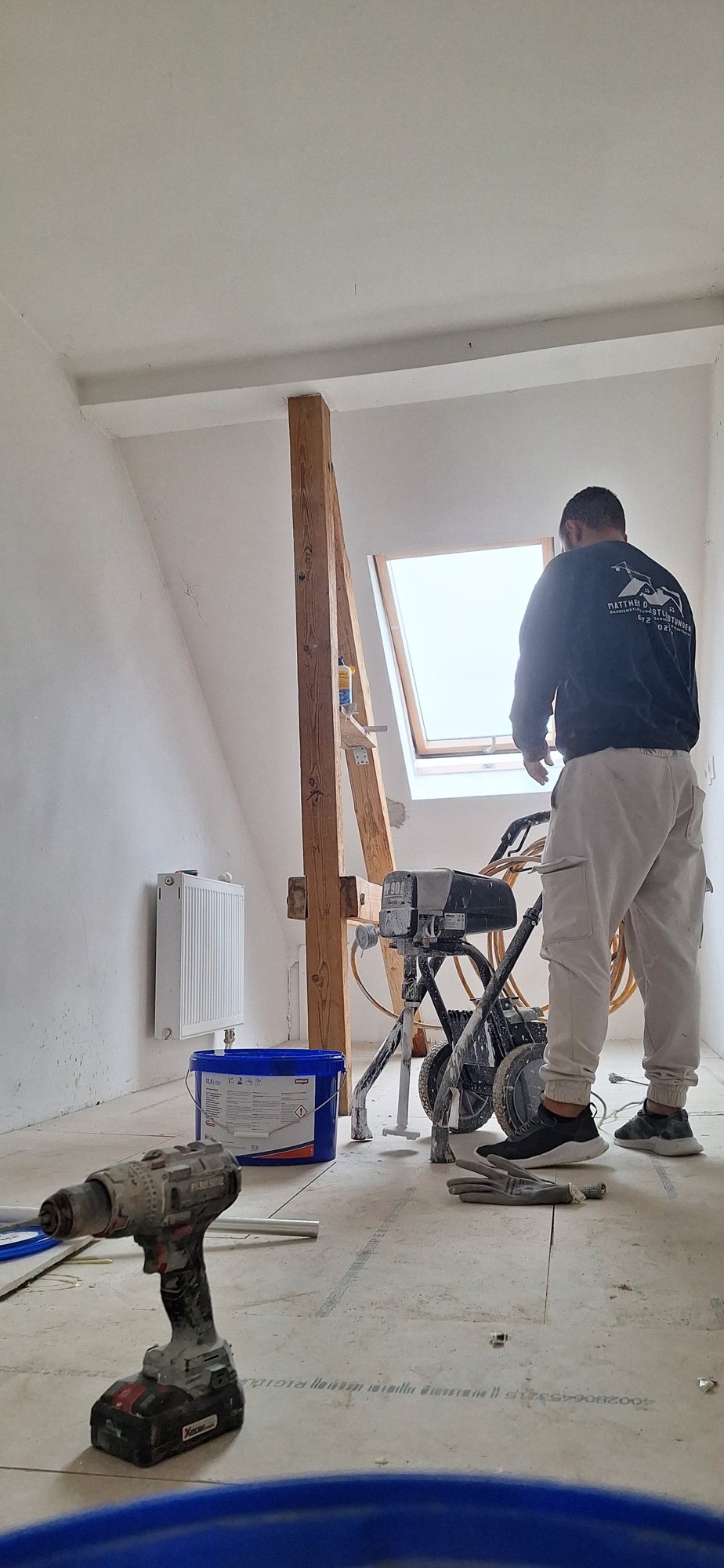 Mitarbeiter bei Arbeiten im Dachgeschoss
